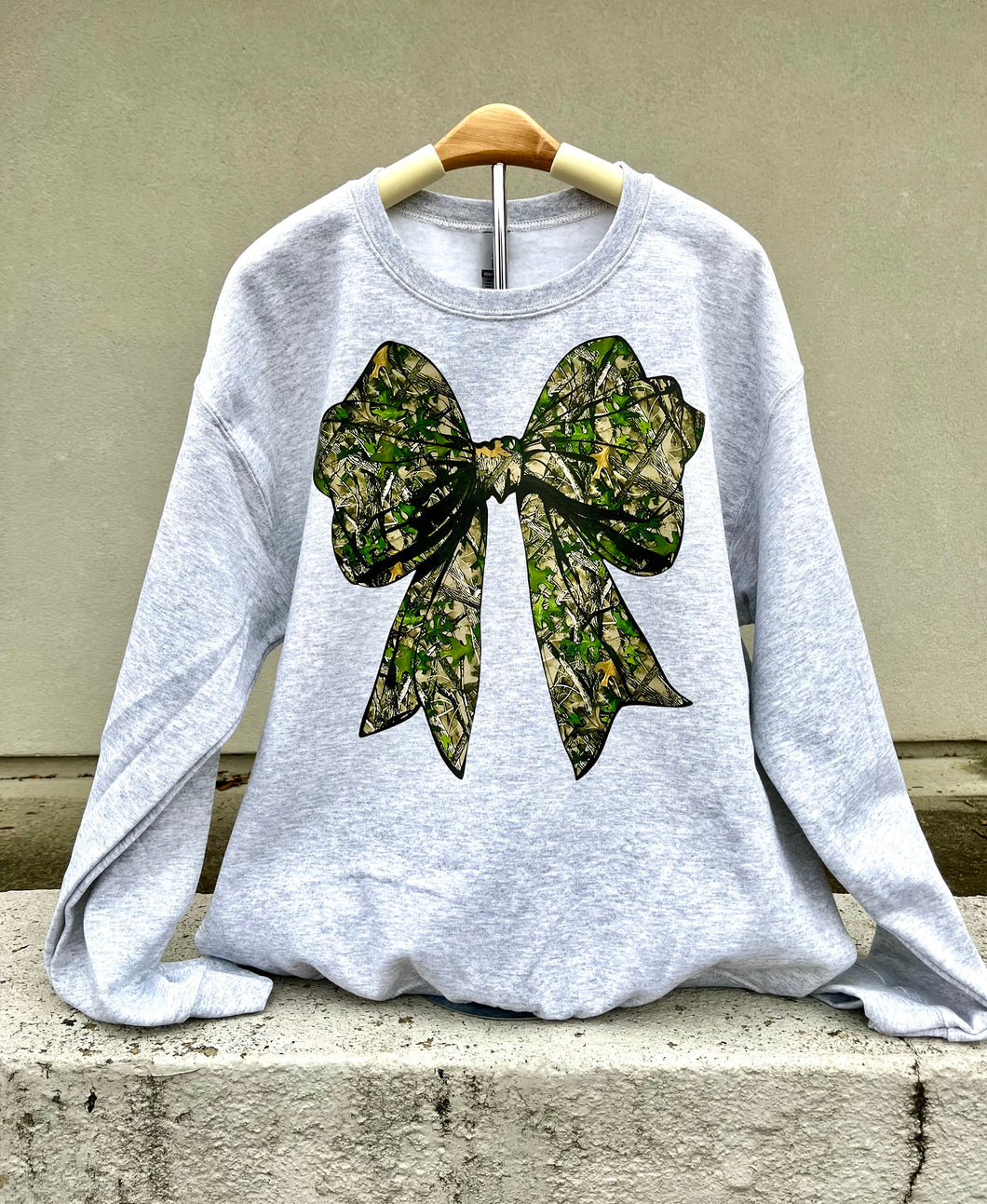 Camo Bow Graphic Sweatshirt